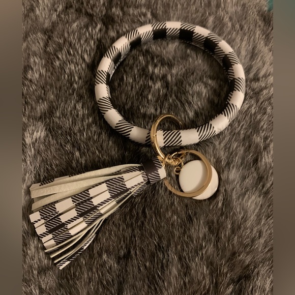 Gorgeous bracelet keychain with plaid design and tassel! - Picture 1 of 2